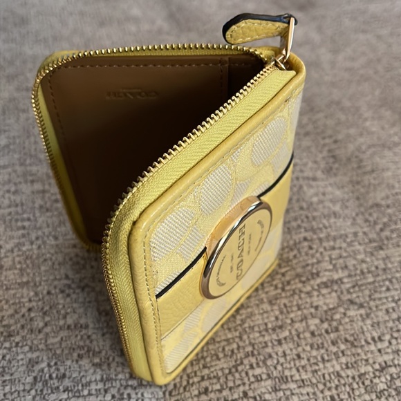 Soft yellow Coach wallet - Picture 3 of 3
